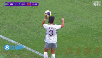 开云体育世界杯动态：新华社：女队长率领男足出征比赛！这姑娘真的太帅了